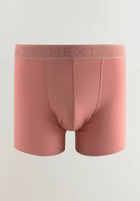 Boxeri bărbați dintr-un material roz moale, având un talie lată, texturată și un design ajustat cu cusături netede.
