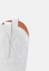 Jeffrey Campbell DAGGET - Kovbojské/motorkárske čižmy - white