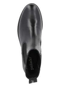 Botines de cuero negro con paneles laterales elásticos, puntera redondeada y un acabado texturizado. Presenta una lengüeta en la parte trasera para facilitar el calzado.