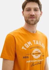 TOM TAILOR LOGO  - Marškinėliai su spaudiniu - fresh pepper orange