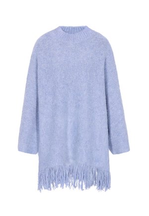 Lichtblauwe gebreide trui met een ronde hals, driekwartmouwen en een franjeszoom. Zachte textuur met een losse, ontspannen pasvorm.