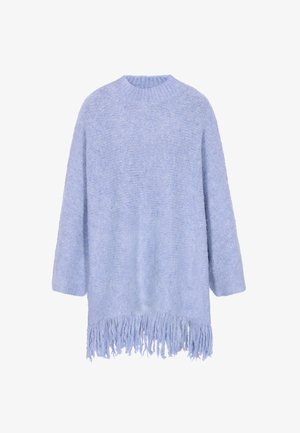 Vaaleansininen neulepusero, jossa on pyöreä pääntie, kolmasosapituisten hihojen ja fringetasku. Pehmeä tekstuuri, rento ja väljä istuvuus.