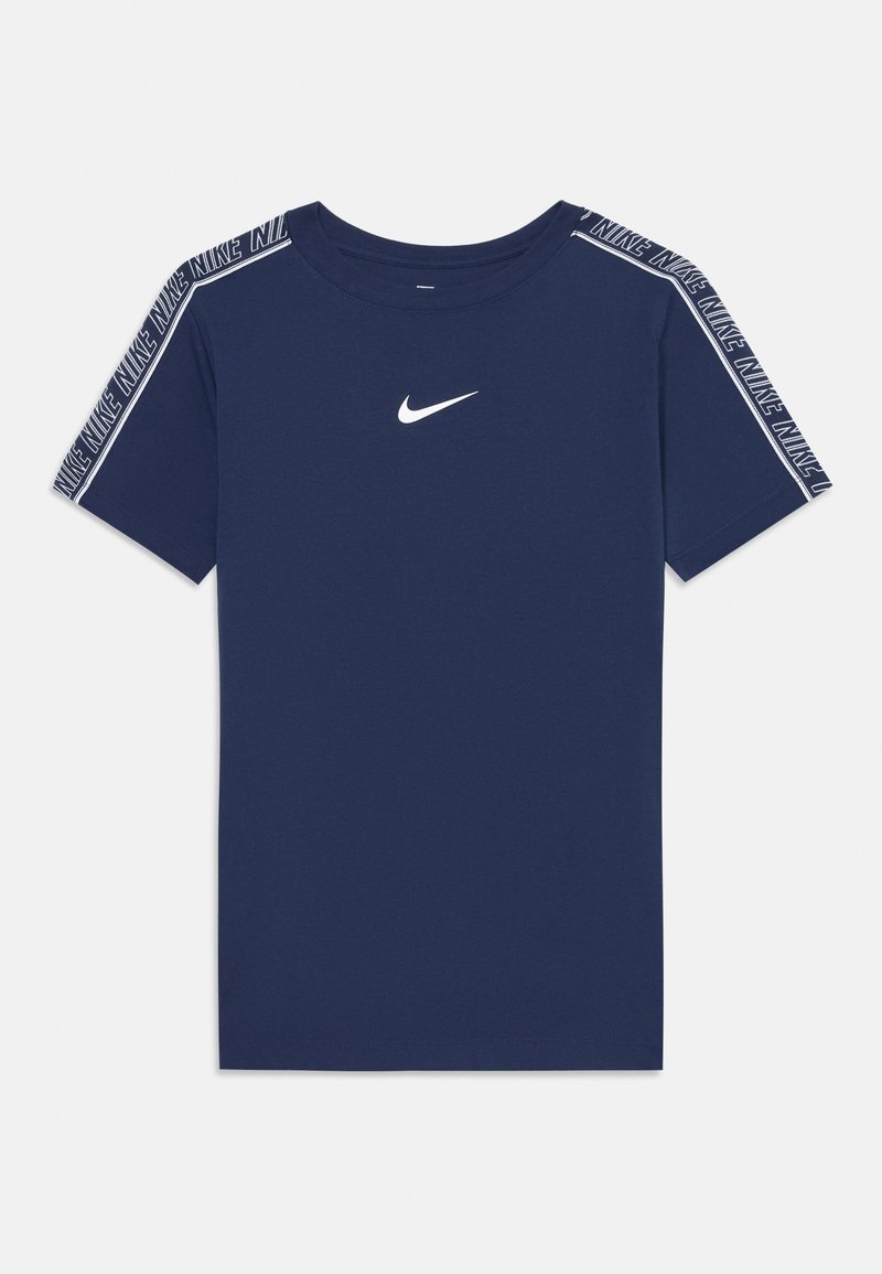 T-shirt bleu marine à manches courtes en coton avec un col rond, arborant le logo Nike blanc sur la poitrine et un accent de marque sur les épaules.