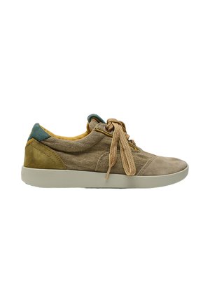 Zapatilla casual de corte bajo en lona beige y ante con cordones marrón claro, lengüeta verde en el talón, collar acolchado y suela de goma blanca.