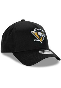 Schwarze Baseballmütze mit einem gestickten Logo der Pittsburgh Penguins in Gelb, Weiß und Schwarz, mit einem gebogenen Schild und verstellbarem Riemen.