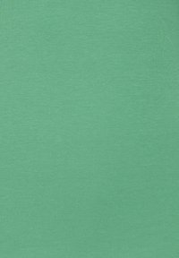 Textúra pevnej látky v morskom tóne s jemnými horizontálnymi a vertikálnymi vzormi tkania, rovnomerne osvetlená bez viditeľných záhybov alebo nedokonalostí.