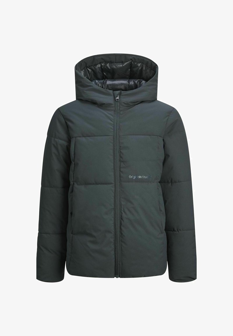 Jachetă puf de culoare verde închis, cu glugă, având închidere cu fermoar, design matlasat și detaliu cu logo în zona pieptului stâng. Textură netedă.