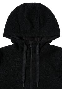 Pull à capuche en polaire noire avec une surface texturée, doté d'une fermeture éclair à l'avant, de cordons de serrage ajustables avec du texte et d'une capuche structurée.