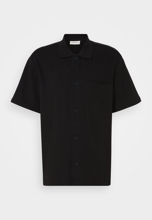 Svart kortermet skjorte med knapper laget av teksturert stoff, med krage, en enkelt brystlomme og fem knapper foran.