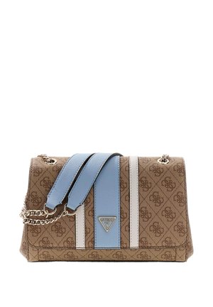Sac à main marron Guess avec motif monogramme, brides verticales en cuir bleu clair et blanc, et bandoulière chaîne dorée.