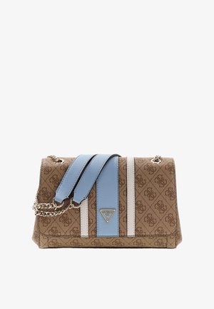 Sac à main marron Guess avec motif monogramme, brides verticales en cuir bleu clair et blanc, et bandoulière chaîne dorée.
