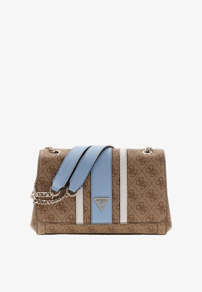 Sac à main marron Guess avec motif monogramme, brides verticales en cuir bleu clair et blanc, et bandoulière chaîne dorée.