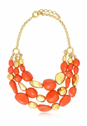 Collier chaîne en or composé de trois rangs de perles irrégulières orange et or poli, liées en grappes.