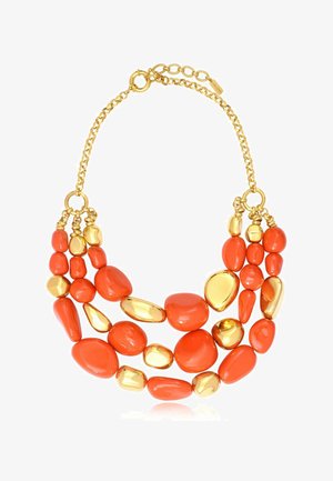 Collier chaîne en or composé de trois rangs de perles irrégulières orange et or poli, liées en grappes.
