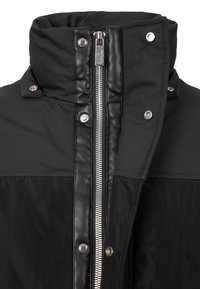 Czarna kurtka z wysokim kołnierzem, zamkiem błyskawicznym z metalu i zatrzaskami, z detalem ze skóry wzdłuż zamka.