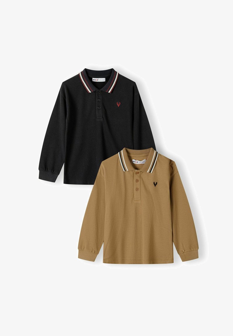 Due due polo a maniche lunghe, uno nero con colletto a righe rosse e bianche, l'altro beige con colletto a righe nere e bianche, entrambi con logo ricamato.