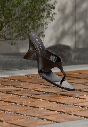 SCULPT HEEL THONG - Sandale cu baretă între degete - bordeaux