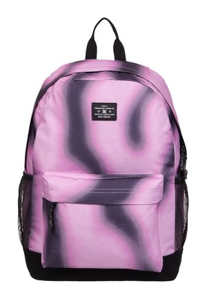 Sac à dos tie-dye rose et noir avec poche zippée à l'avant, poignée noire sur le dessus et poches latérales en mesh noir sur fond blanc.