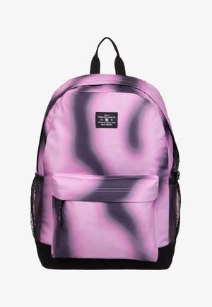 Różowo-czarny plecak tie-dye z przednią kieszenią na zamek, czarnym górnym uchwytem i czarnymi siateczkowymi bocznymi kieszeniami na białym tle.