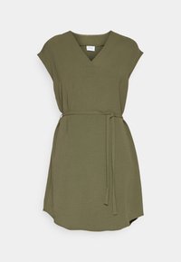 Olivově zelené šaty vyrobené z měkké, texturované tkaniny. Mají V-výstřih, krátké rukávy a zavázací pásek v pase s zakulaceným lemem.