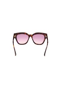Gafas de sol de carey con montura cuadrada, lentes graduales en tono rosa y un acento dorado en la patilla. Acabado suave, diseño ligero.