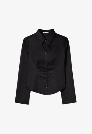 Cămașă neagră cu mânecă lungă, cu guler, nasturi în față, croială structurată și tiv ușor curbat, fără modele vizibile.