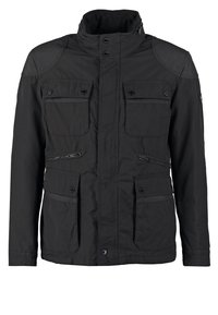 Svart jacka med hög krage, dragkedja och tryckknappar, flera framfickor, slät struktur och axelvaddar för extra detalj.