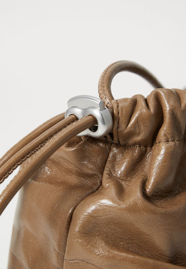 SCRUNCH-D BUCKET - Cross body bag - t23334