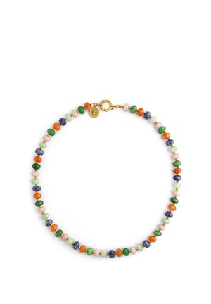 Collar de cuentas multicolor con pequeñas cuentas separadoras doradas y un cierre de palanca dorado con un encanto redondo adjunto.