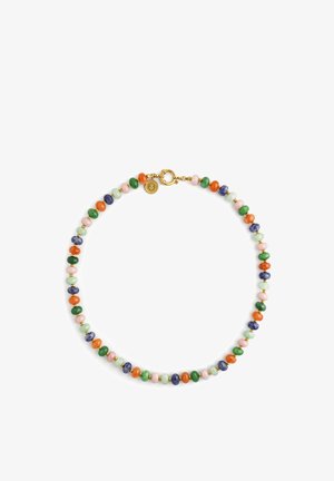 Kolorowy naszyjnik z koralików z małymi złotymi przekładkami oraz złotym zapięciem typu toggle z przywieszką w kształcie koła.
