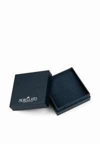 Scatola regalo blu navy con superficie testurizzata, caratterizzata da un logo bianco. La scatola ha un coperchio a cerniera e un interno aperto con una base liscia.