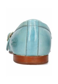 Ljusblå lädersko med rundad tå, brun träsoffla och en dekorativ spänneaccent på sidan. Slät textur med subtil lyster.