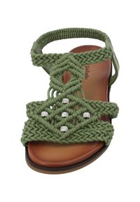 Grüne geflochtene Sandale mit Knotendesign, dekorativen silbernen Akzenten und brauner Sohle. Die Riemen sind aus strukturiertem Material für Komfort hergestellt.