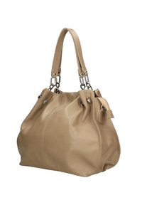 Borsa a tracolla in pelle beige dal design morbido, con due cinturini, finiture in argento e dettagli arricciati lungo i lati.