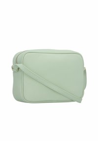 Borsa a tracolla in ecopelle verde menta con forma rettangolare, chiusura con zip e tracolla regolabile. Texture liscia con dettagli minimi.