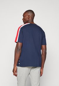 Champion RETRO SPORT CREWNECK SMALL LOGO - Camiseta estampada - dark blue