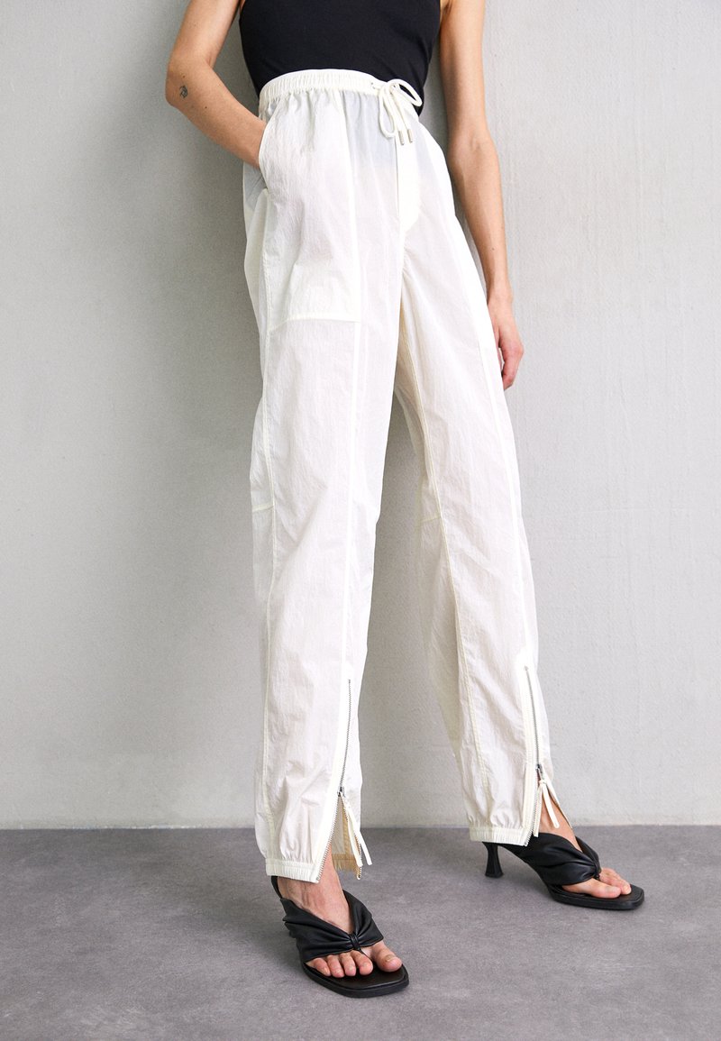 Filippa K LIGHT FUNCTIONAL TROUSERS - Παντελόνι - white chalk