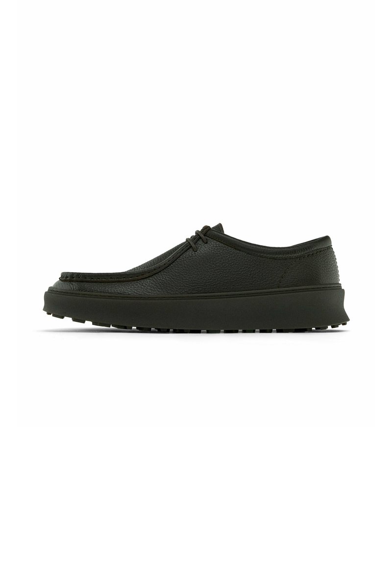 Chaussures en cuir noir avec un bout arrondi, des accents cousus et une tige texturée. Dotées d'une semelle en caoutchouc �épaisse et nervurée pour une meilleure adhérence.