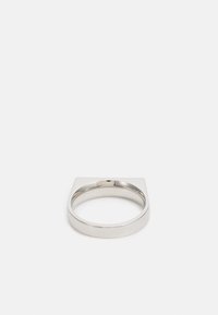 Inel argintiu cu un vârf pătrat și o suprafață netedă, lustruită. Dispune de o bandă groasă și un design minimalist.