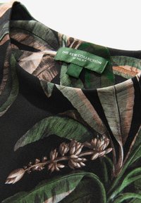 REGULAR FIT - KEW COLLECTION CREPE SHORT SLEEVE - Tričko s potlačou - black palm print