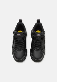 Pantofi sport negri cu un superior texturat, bot rotunjit, talpă groasă din cauciuc și accente decorative sub formă de flori. Caracteristici include șireturi îndrăznețe și branț căptușit.