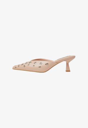 Nude Lackleder-Heels mit spitzem Zeh, die gleichmäßig über das Obermaterial verteilte kreisförmige Metall-Ösen aufweisen. Niedriger Blockabsatz.