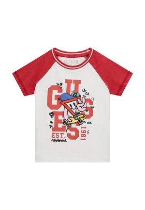 T-shirt enfant manches courtes blanc et rouge avec un personnage de dessin animé tenant un skateboard et un grand texte rouge "GUESS" sur le devant.