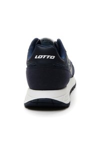 Jūras pēdu sporta apavi ar tīkla un sintētiskajiem materiāliem, mīkstināts kakls, logo uz papēža un kontrastējoša balta starpsole.