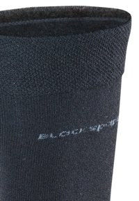 Calcetín negro de punto con un puño superior texturizado y un cuerpo suave, que presenta una sutil marca en gris claro cerca del área del tobillo.