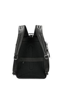 Czarny plecak z wyściełanym siatkowym tyłem, regulowanymi paskami i zamykaną na zamek komorą. Wykonany z trwałej, teksturowanej tkaniny.