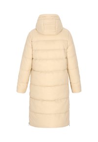 Beige puffjacka med hög krage, horisontellt quiltat mönster och en något lös passform. Har huva och dragkedjestängningar i nederkant.