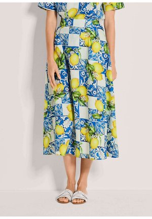 Bloemenrok met een citroen- en blauw patroon, gemaakt van stof met een gladde textuur. Gecombineerd met grijze schuifzandalen.