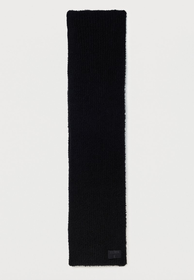 Melnā šalle, izgatavota no teksturēta auduma, gara un šaura forma, ar zīmola etiķeti vienā galā. Mīksta, pūkaina virsma ar nemainīgu rakstu.