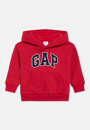 Roter Kinder-Hoodie mit vorderer Kängurutasche und "GAP"-Logo in marineblauen Buchstaben mit weißer Umrandung.